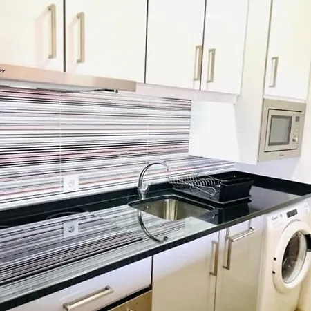 Cosy 1 Bedroom In A Center Apartment *