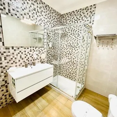 Cosy 1 Bedroom In A Center Apartment *